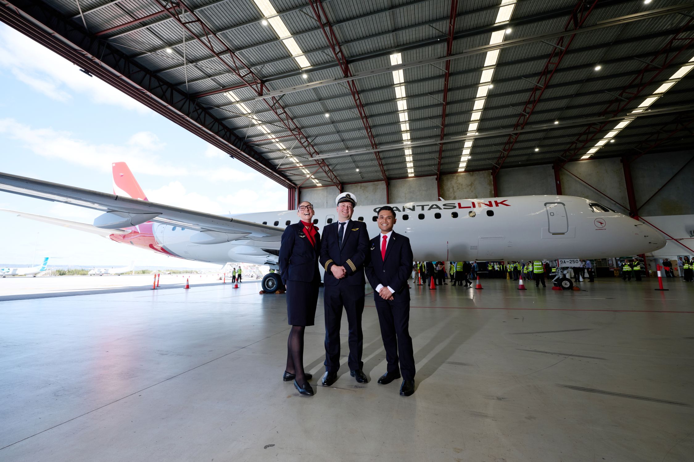 gbSept26 A QantasLink Embraer E190 (photo Qantas)